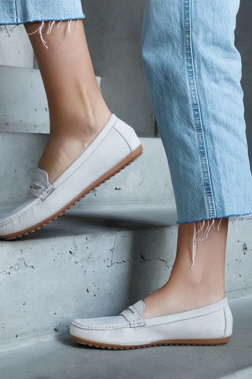 Mocassins cinzas de camurça sintética...