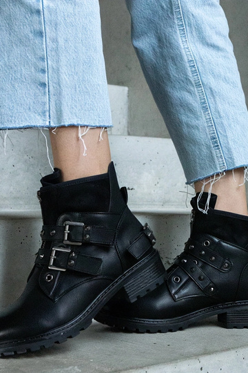 Botins pretos com tachas e...