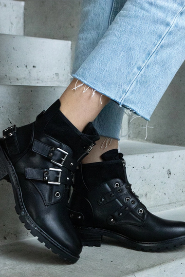 Botins pretos com tachas e... 2