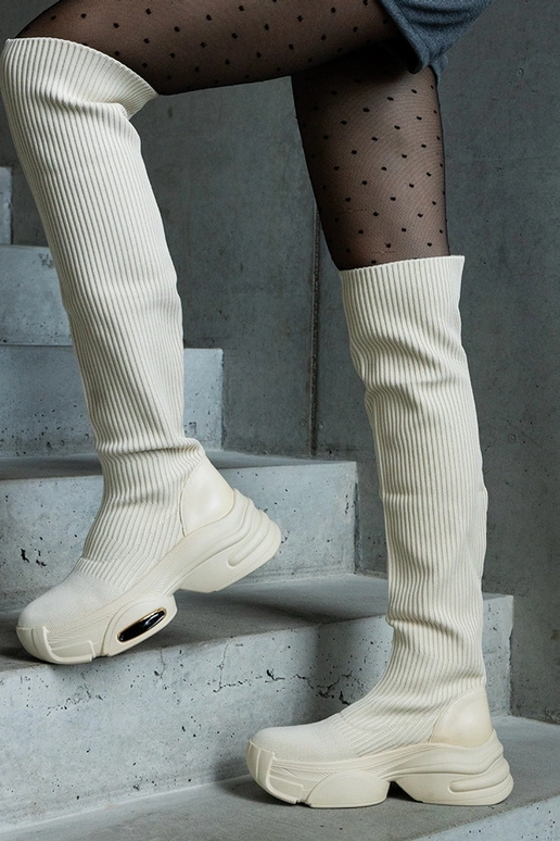 Botas bege sem cadarço com cabedal...