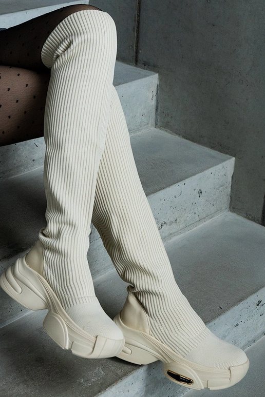 Botas bege sem cadarço com cabedal...