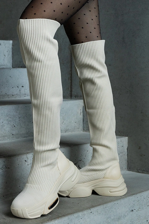 Botas bege sem cadarço com cabedal...