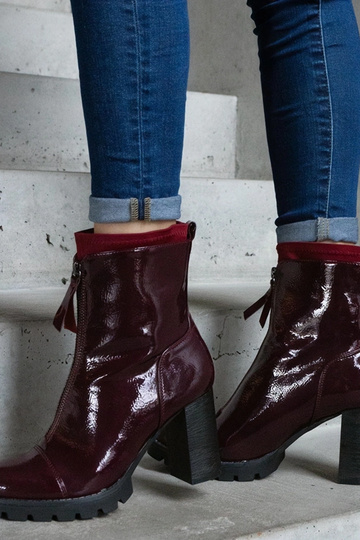 Botins de couro envernizado...