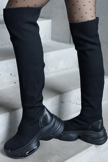 Botas pretas slip-on com cano elástico em sola robusta Lokira