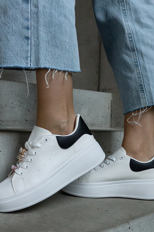 Tênis plataforma branco decorado com...