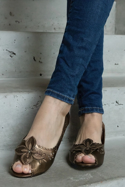 Sapatilhas marrons com recortes e...