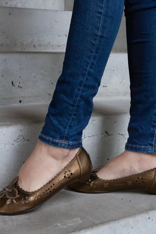 Sapatilhas marrons com recortes e...