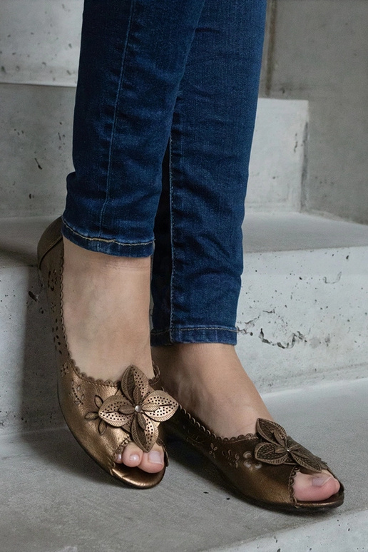 Sapatilhas marrons com recortes e...