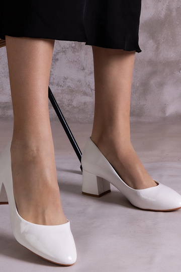 Sapatos Linaka de verniz branco com salto 2