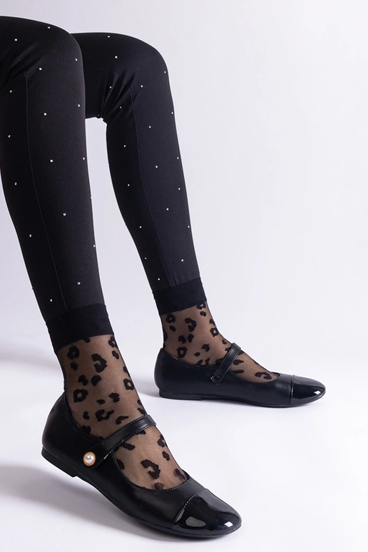 Bailarinas pretas de verniz com fecho...