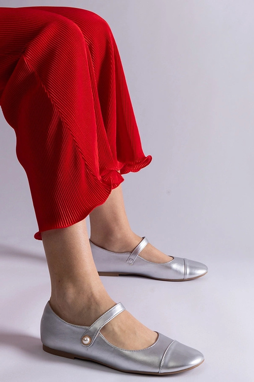 Bailarinas de bico de verniz prateado...