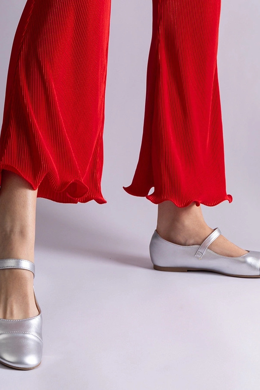 Bailarinas de bico de verniz prateado...