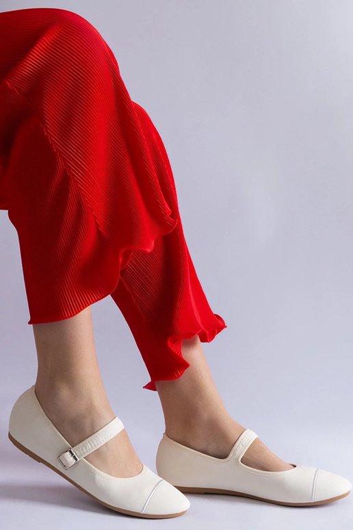 Sapatilhas brancas com acabamento...