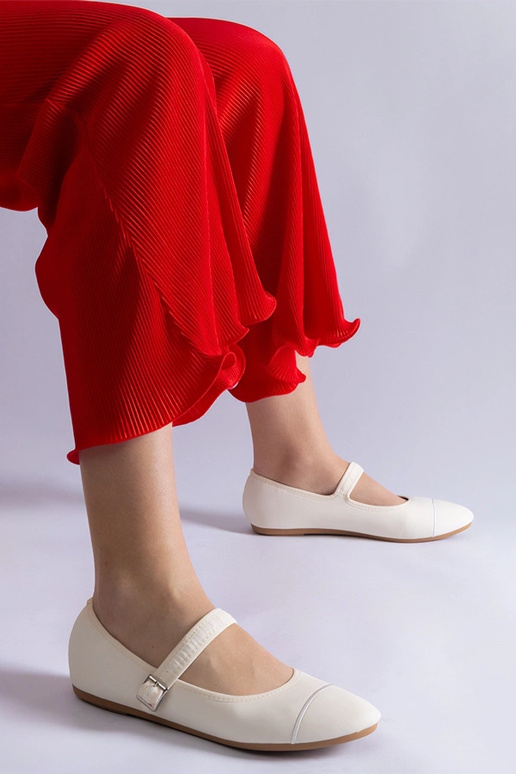 Sapatilhas brancas com acabamento...