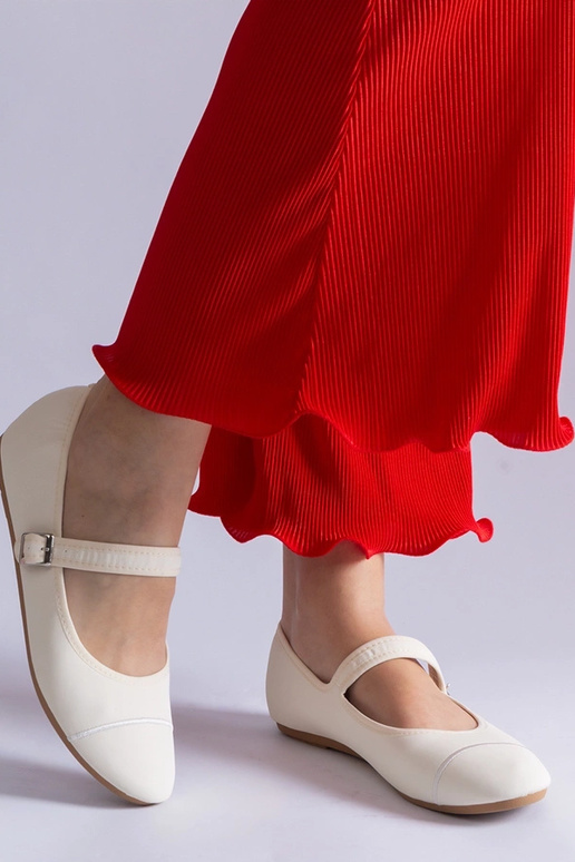 Sapatilhas brancas com acabamento...