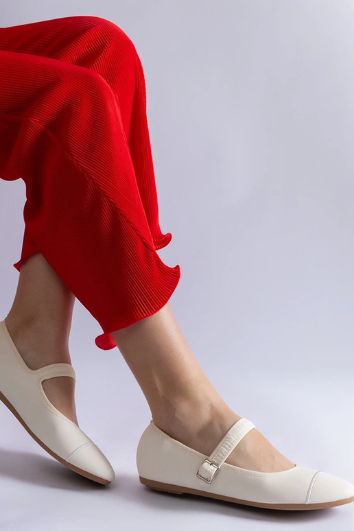 Sapatilhas brancas com acabamento...