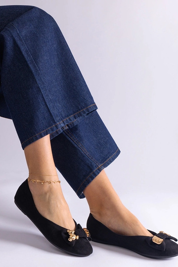 Sapatilhas pretas decoradas...