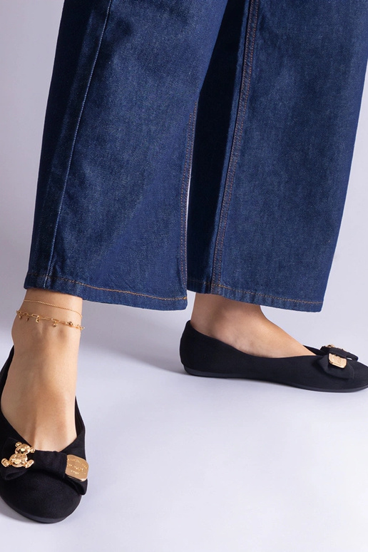 Sapatilhas pretas decoradas com laço...