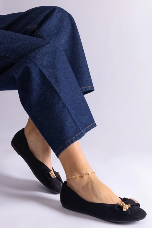 Sapatilhas pretas decoradas com laço...