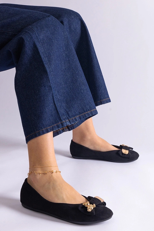 Sapatilhas pretas decoradas com laço...