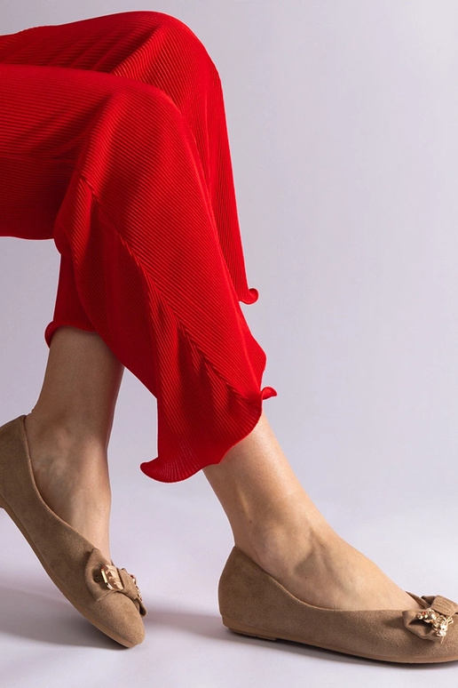 Sapatilhas marrons decoradas com laço...