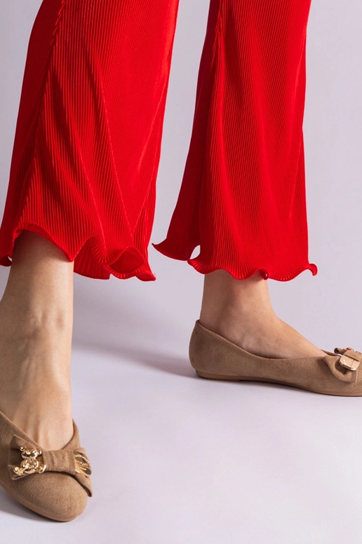 Sapatilhas marrons decoradas com laço...