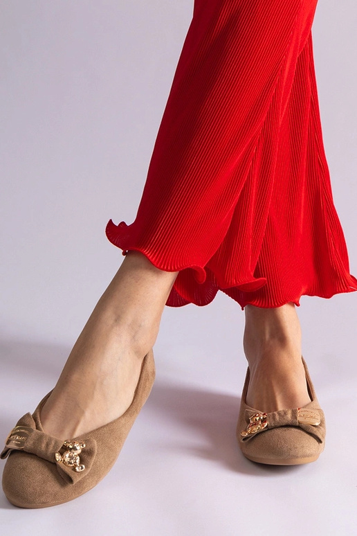 Sapatilhas marrons decoradas com laço...