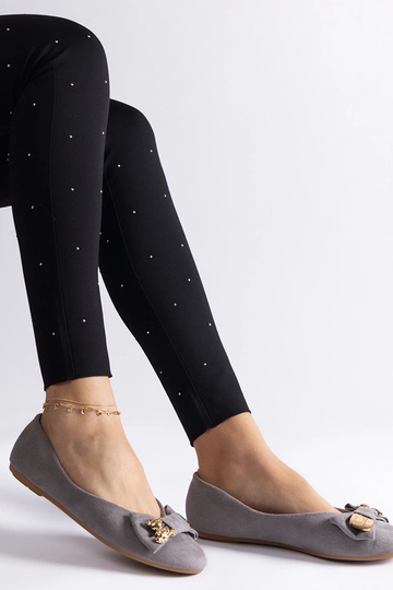 Sapatilhas cinza decoradas com laço e broche Esdras