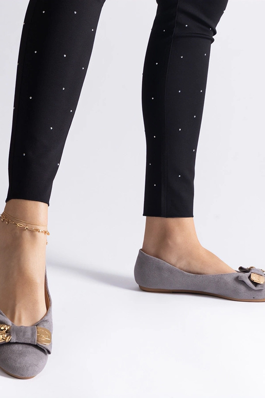 Sapatilhas cinza decoradas com laço e...