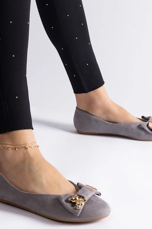 Sapatilhas cinza decoradas com laço e...