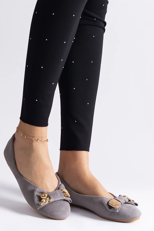 Sapatilhas cinza decoradas com laço e...