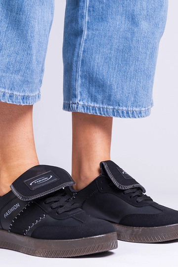 Tênis esportivos femininos pretos slip-on com costura Puente