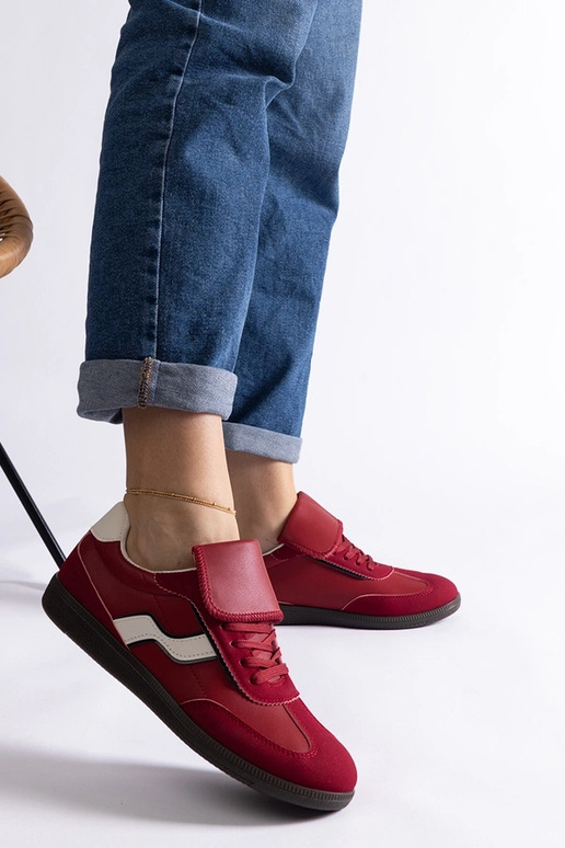 Tênis vermelhos baixos com cadarço... Tênis vermelhos baixos com cadarço...