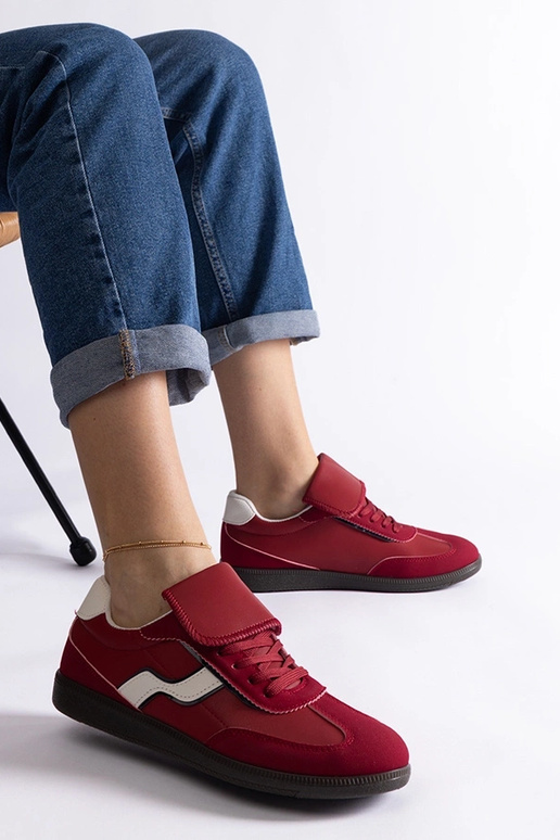 Tênis vermelhos baixos com cadarço... Tênis vermelhos baixos com cadarço...