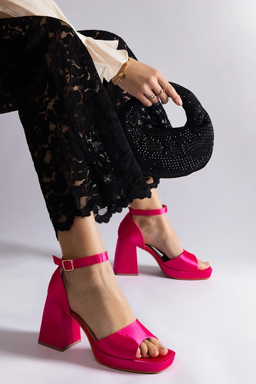 Sandálias de salto grosso...