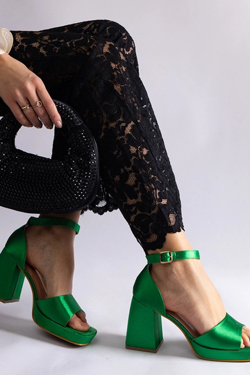 Sandálias de salto grosso...