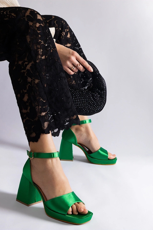 Sandálias de salto grosso de cetim... Sandálias de salto grosso de cetim...