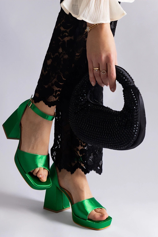 Sandálias de salto grosso de cetim... Sandálias de salto grosso de cetim...