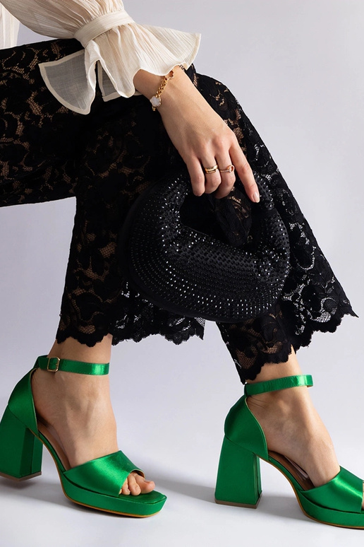 Sandálias de salto grosso de cetim... Sandálias de salto grosso de cetim...