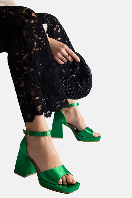 Sandálias de salto grosso de cetim... Sandálias de salto grosso de cetim...