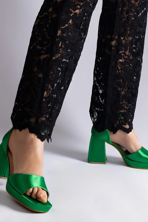 Sandálias de salto grosso de cetim... Sandálias de salto grosso de cetim...