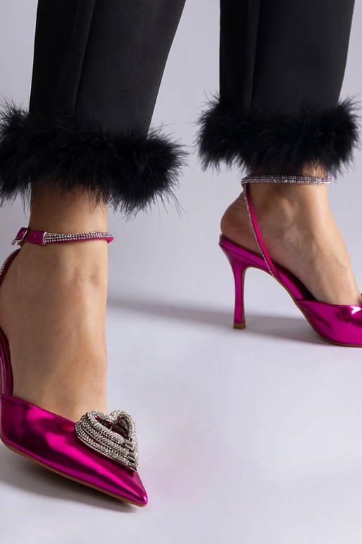 Sapatos abertos cor-de-rosa decorados...