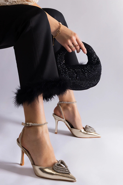 Saltos altos dourados com calcanhar...