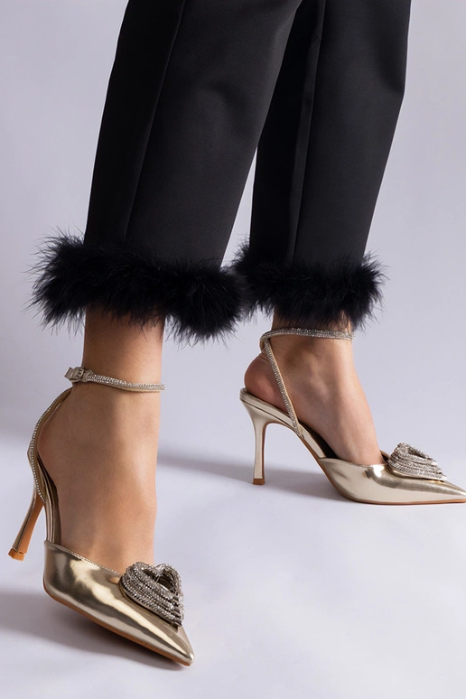 Saltos altos dourados com calcanhar...