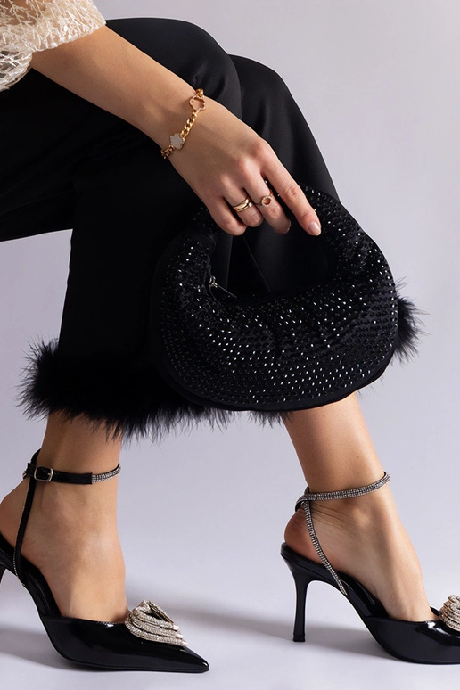 Saltos altos pretos com calcanhar... Saltos altos pretos com calcanhar...