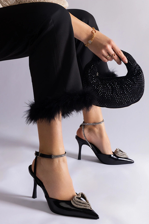 Saltos altos pretos com calcanhar... Saltos altos pretos com calcanhar...