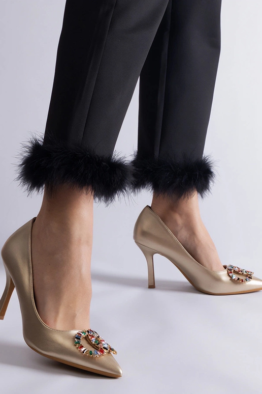 Saltos dourados decorados com zircões...