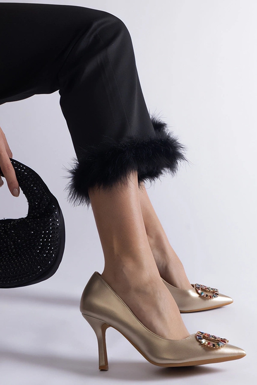 Saltos dourados decorados com zircões...