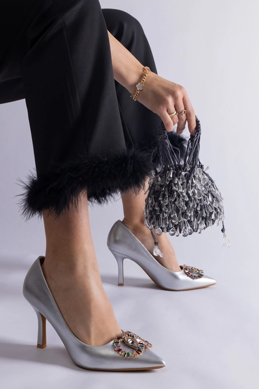 Saltos prateados decorados com...