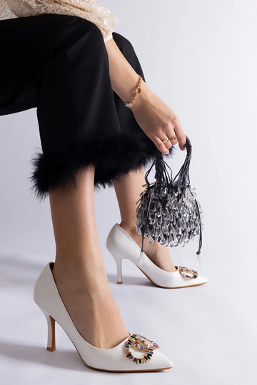 Salto alto branco decorado...